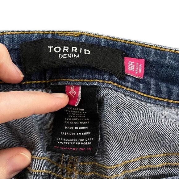 Torrid size 16R Jeans straight leg medium wash slight pulling - Picture 3 of 9